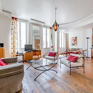 De Grand Standing, Joliment Décoré Appartement